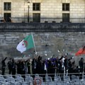 Alžirska delegacija odala poštu Alžircima bačenim u Senu 1961. tokom ceremonije otvaranja OI