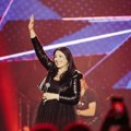 Koncert u Skoplju: Kaliopi se publici poklonila držeći njega za ruku, ovacije na sav glas