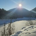 Ledeni spektakl na zlatarskom jezeru: Nezapamćena zima u Novoj Varoši, temperatura pala na -20 stepeni!