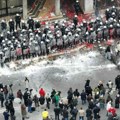 Neviđeno nasilje: Napad na policiju, demonstranti gađaju jajima i farbom zgradu Skupštine grada FOTO/VIDEO