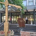 Podrška ispred suda za studentkinju kojoj je u Novom Sadu polomljena vilica