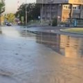 Pukla cev, poplavljene ulice kod bogoslovije: Autobusi voze izmenjenom trasom, a evo do kada neće biti vode (video)