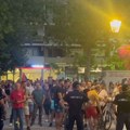 VIDEO Bačka Palanka: Aktivisti SNS gađaju građane jajima i vodom