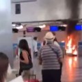 (Video) Aerodrom gori, putnici panično beže! Pomahnitali muškarac sa čekićem jurio kroz terminal u Milanu: Udarao sve pred…