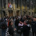 BLOG UŽIVO Napeto na skupovima ispred RTS-a, privedena najmanje jedna osoba: Letele flaše i kamenice u Bogatiću, povređena…