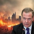 Jezivo obraćanje Medvedeva: Pominje strah kao pred klanje i " otkidanje glava" liderima kao što su Merc i Makron!