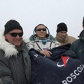 (Foto) Ovako je izgledao povratak iz svemira: Astronauti na nosilima izneseni iz letelice nakon sletanja na Zemlju