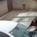 Zimski haos na parkingu Žena pokušala da odledi šoferšajbnu, pa uradila nešto nesvakidašnje - staklo puklo na komadiće u…