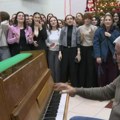Dirljiv snimak: Ovako su gimnazijalci pesmom ispratili profesora Baneta u penziju