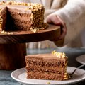Nugat torta kojoj je teško odoleti: Kremasta poslastica sa bogatim ukusom lešnika i čokolade