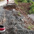 Plašimo se da neko ne pogine, tada će biti kasno: Pokrenuto užasno klizište na loklanom putu kod Čačka
