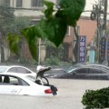 Strašne scene poplava: Vozila plutaju, most odnesen, ljudi zarobljeni VIDEO