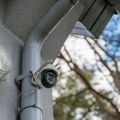 Postavila je sigurnosne kamere na kuću, pa ostala u šoku zbog zahteva komšije: "Mislila sam da se šali"