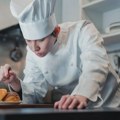 Kuvar sa dve Mišlenove zvezdice za pohovanje ne koristi brašno, već sastojak koji već imate u kuhinji