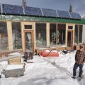 Napravili kuću od drveta i 700 guma: Ukopana u zemlju - zimi potpuno nestane pod snegom, a unutra krije pravi raj (video)