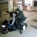 Pojavio se snimak pljačke u centru Temerina: Maskirani i naoružani stižu na motoru, jedan s mitraljezom ulazi u menjačnjicu…