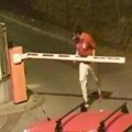 Policijo, hapsi: Pogledajte kako vandal lomi rampu stanarima na Karaburmi! (video)