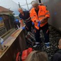 Devojku udario voz, objavljen dramatičan snimak: Ležala pored pruge sa stravičnim povredama, svoj život duguje Mateji…