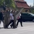 VIDEO: Dinosaurus prošetao Novim Sadom