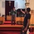 (Video) Na uskrs pokušao da ubije sveštenika Sa pištoljem ušao u crkvu dok je trajala služba, pa povukao oroz