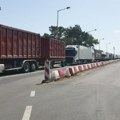 На излазу из Србије, на граничном прелазу Хоргош, камионџије чекају и по 6 сати