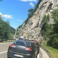 Teška nezgoda u tunelu kod Ovčar Banje: Sudarili se kamion i putničko vozilo, stvaraju se gužve