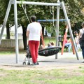 "Ugledajte se, a ne da pijete kafu celog dana": Stariji čovek u parkiću izveo egzibiciju koju ne bi mogli ni upola mlađi, a…