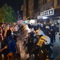 Okupljanje u Novom Sadu: Nakon Vučićeve objave pobede, građani ispred prostorija SNS-a (VIDEO)