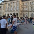 Studenti u blokadi organizuju praćenje rezultata izbora ispred Gradske kuće u Novom Sadu