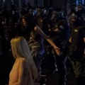 „60 policajaca na 3 žene. Bravo muškarčine“: Snimak policije koja gura devojku razbesneo celu Srbiju