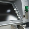 Pogledajte SNIMAK: Ovako lopovi kradu novac sa bankomata - otkrivena nova prevara