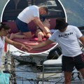 (Paparaco) nadicu Ademov muž milioner masira na jahti: Uslikali smo pevačicu u Crnoj Gori, na njoj tanga kupaći i skrivene…