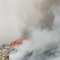 Bukti požar na deponiji kod Beograda: Kulja gust dim, vatrogasci na licu mesta (foto)