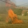 Deda i unuk se spasili u poslednji čas! Drama kod Kraljeva - zapalio se traktor, pogledajte kako beže od buktinje (video)