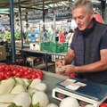 Mušterije ga prosto obožavaju Beli patlidžan hit na pijačnoj tezgi u Zrenjaninu