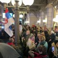 Okupljanje ispred Narodnog pozorišta: Ansambl Drame se pridružio građanima, protest protiv sprovođenja cenzure