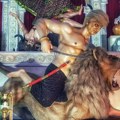 Trampa prikazali kao demona kojeg ubinja boginja: Neobičan performans tokom verskog festivala u Indiji