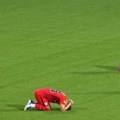 Potpuni šok: Reakcija igrača na terenu kada je trener Radničkog umro tokom utakmice (video)