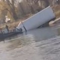 Stravičan prizor na Dunavu: Kamion upao u reku, fotografija sa lica mesta je jeziva