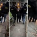 MUP objavio novi snimak hapšenja napadača sa Novog Beograda Pogledajte kako ga jake snage UKP odvode (video)