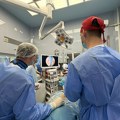 Prva endoskopska operacija diskus hernije uspešno izvedena u UKC Vojvodine