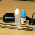 Britanija planira zabranu elektronskih cigareta u automobilima koji prevoze decu