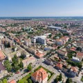 Mladić seo na motor i jednim gestom oduševio Šapčanke! Reakcije prolaznica oduševile region, svi pričaju o ovom neviđenom…