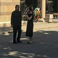 Potresne scene na Novom groblju: Sin Olivere Katarine stigao u crnini, sa njim ova žena