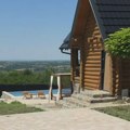 Drvena kuća, bazen, veliko dvorište i pogled na Beograd: Naš pevač je napravio raj na zemlji (FOTO/VIDEO)