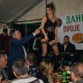 Burno na "Danima proje i sira": Zamenik opštine kiti novcem oskudno odevenu igračicu na stolu (video)