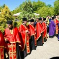 Patrijarh Porfirije drži opelo Ratku Mladiću: Sveštenici u crvenim odorama, ova boja ima duboku simboliku (foto)