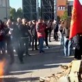 Opsadno stanje u Prištini, bivši pripadnici tzv. OVK blokirali skupštinu! Sukobi sa policijom u punoj opremi, bačena…