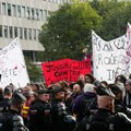 (Video) Snimak iz Limoža zapalio mreže: Policajci iskoristili haos na ulicama, pa ukrali „lakost” patike?