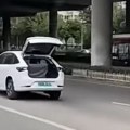 Kineski električni automobil u vožnji ostao bez baterije
